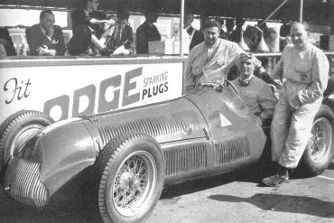 Fangio şi Parnell lȃngă monopostul lui Farina înainte de antrenamentele libere
