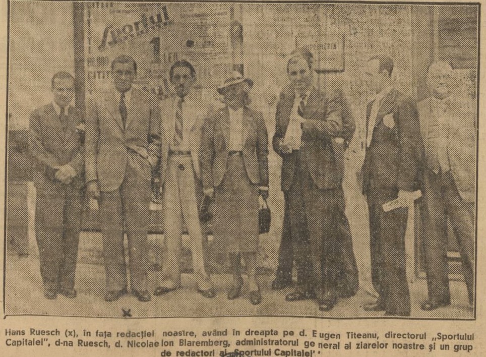 Hans Reusch având la dreapta sa pe Eugen Titeanu, directorul „Sportul Capitalei”, dna. Reusch, Nicolae Ion Blarenberg și un grup de redactori ai „Sportul Capitalei”