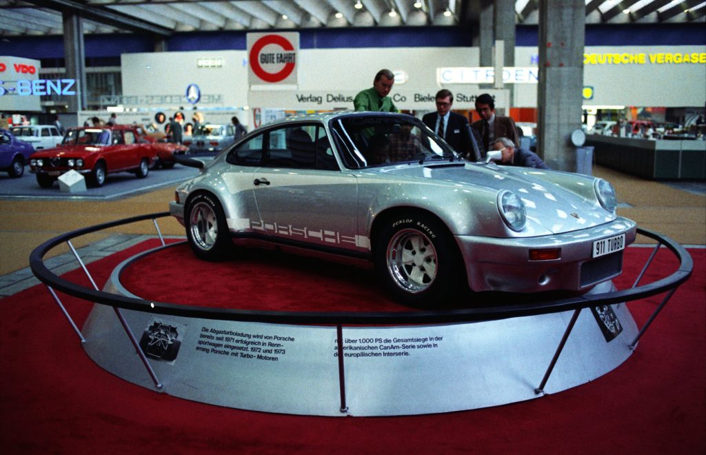 Porsche a prezentat versiunea de serie cu un motor de 3,0 litri pe 3 octombrie 1974 la Salonul Auto de la Paris